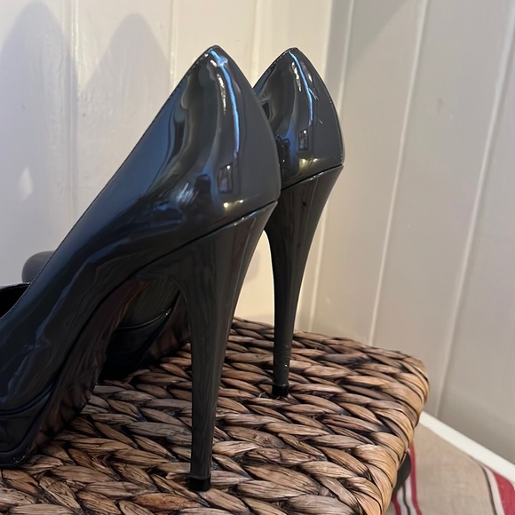Yves Saint Laurent Patent Leather Pumps in Grey - Picture 8 of 12